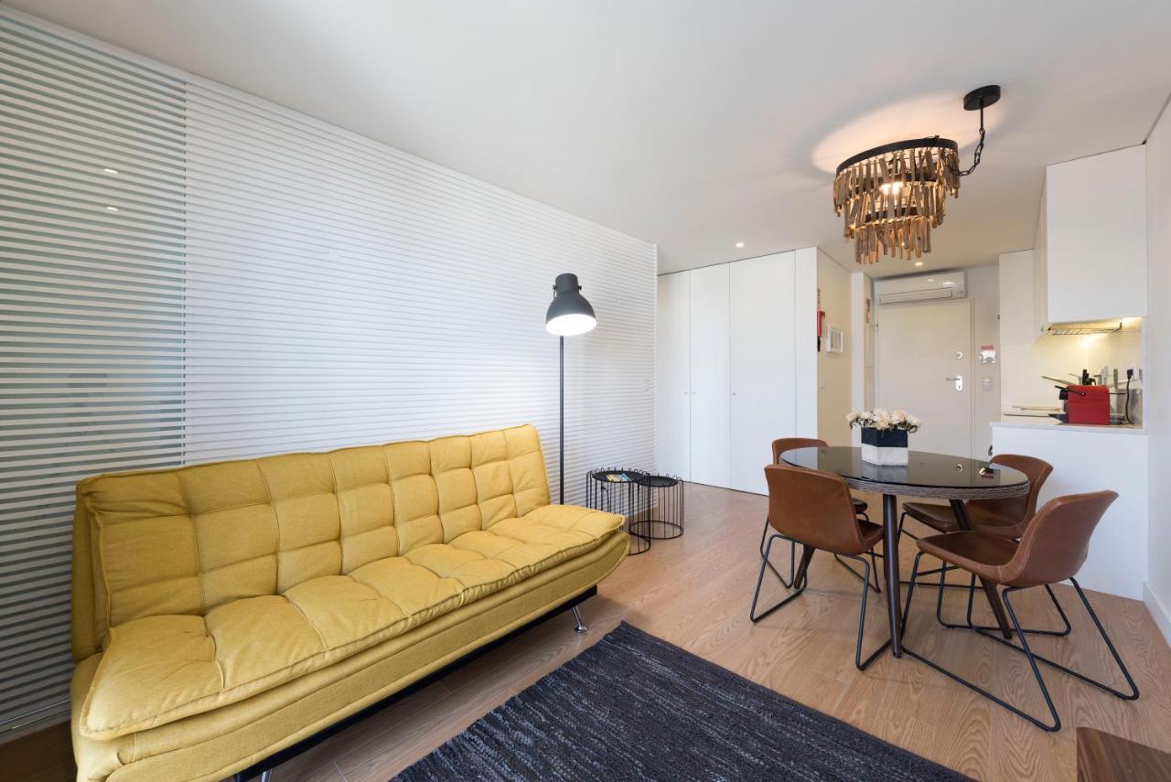 Lovelystay - Central Flat W/ Ac & Balcony Porto Exterior photo